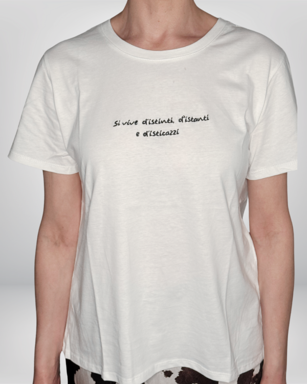 T-shirt "Si vive d'istinti d'istanti e d'isticazzi" VICBEE