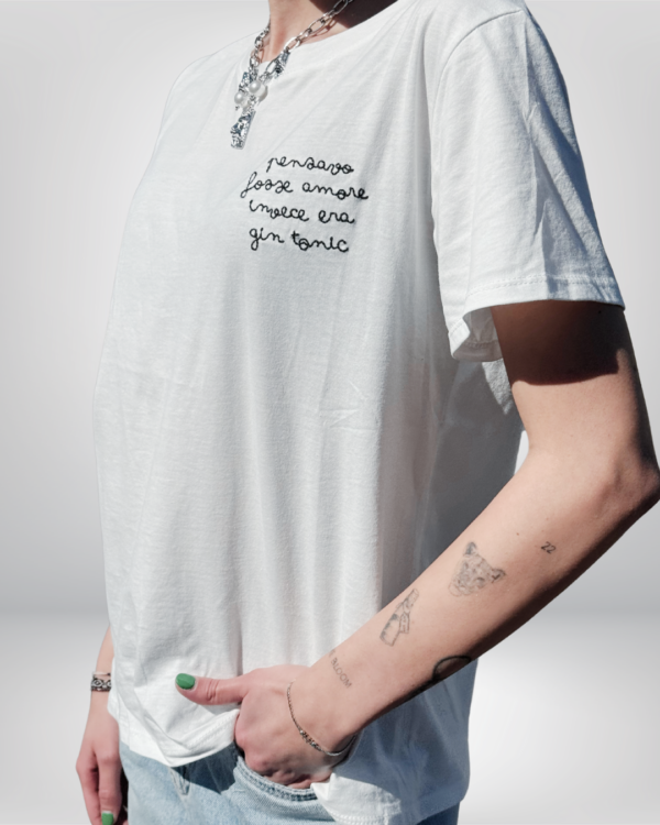 T-shirt "Pensavo fosse amore invece era gin tonic" VICBEE